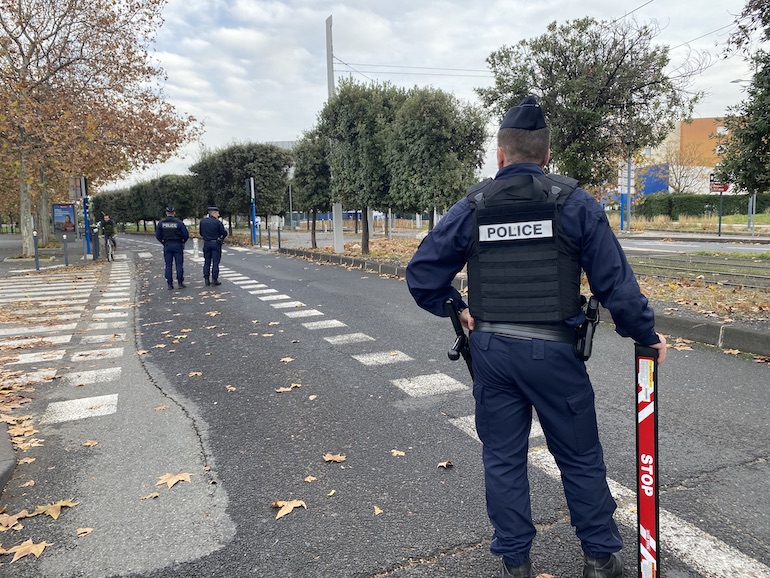 police stop stick virginie moreau