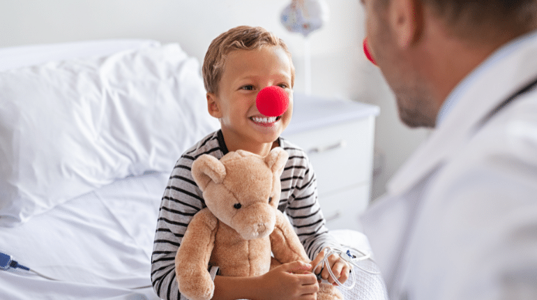 Drôle D'enfant Dans Un Masque Médical Joue Avec Un Ours En Peluche