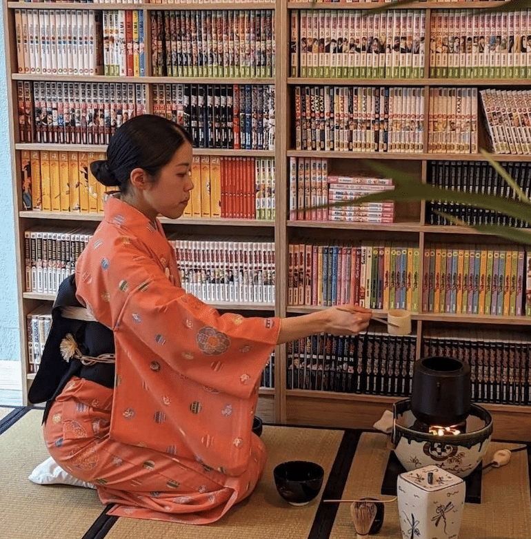 La cérémonie du thé par Marina Icho © Dokusho Café / Instagram