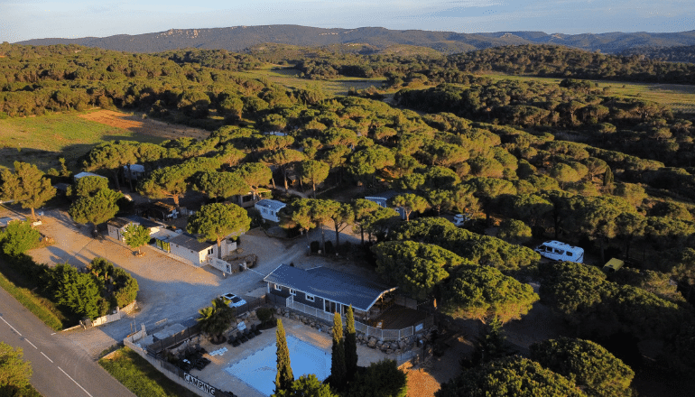 Le site de 1, 7 hectares comprend une mini-ferme et un potager dans une pinède © DR.