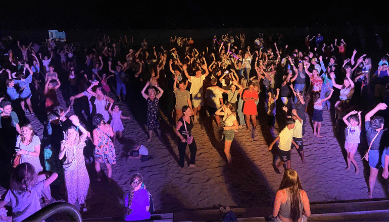 Le lendemain, samedi 27 juillet, c’est Sigean qui prend le relais avec la sardinade organisée par le Club de rugby de l’USP, sur la place de l’Octroi dès 19 h, suivie d’un concert de Virgil et Caldera. Bizanet a, lui aussi, envie de s’ambiancer avec sa Guiguette de l’été, un repas et une soirée animée par le groupe Karmacoustik (photo) sur la place du 10-Mai, dès 19 h. Changement d’ambiance Plus calme, le Troubadours art ensemble sera en concert dans le cadre du 19e festival des « Troubadours chantent l’art roman en Occitanie » samedi 27 juillet, à 21 h, dans la superbe abbaye de Fontfroide (lire notre article). Sous la direction artistique de Gérard Zuchetto et Sandra Hurtado-Ròs, l’ensemble proposera un florilège des plus belles mélodies composées aux 12e et 13e siècles (tarifs de 12 à 15 €, infos et réservations ici). Pour rester dans les activités paisibles, un concours de pétanque (ouvert à tous) est organisé sur l’aire des sports d’Armissan, samedi, à 20 h 30 (renseignements auprès de l’association des Boules de La Clape au 07 81 42 06 24). Ou sinon, plus original, un atelier « châteaux de sable » avec le sculpteur Fabien Di Maggio (lire notre article). Professionnel et passionné, il viendra distiller les trucs et astuces de son art méconnu au cours d’un atelier sur la plage du Front de Mer, à Port La Nouvelle, ce samedi 27 juillet, de 17 h à 19 h (gratuit). On peut également opter pour une balade sur l’étang de Bages : l’association des Amis du Deux-Frères propose d’embarquer les plaisanciers sur leur voilier traditionnel tout le week-end. Les départs se font de 13 h 30 à 18 h, toutes les 45 minutes, depuis le port de La Nautique de Narbonne samedi 27 et depuis celui de Bages le dimanche 28 juillet (libre participation au frais, réservation obligatoire au 07 55 66 05 19). Tout feu, tout flamme avec Imaziren Plus typique, la traditionnelle fête de l’olivier revient pour son édition 2024 à Bize-Minervois, ce dimanche. Au programme de cette journée festive, la farandole « marché des producteurs, concerts, animations, concours d’aïoli et dégustations de produits à base d’olive et d’huile d’olive ». Pour un show plus chaud, c’est à Port La-Nouvelle qu’il faudra se rendre dimanche soir. La compagnie Imaziren proposera gratuitement un spectacle de jonglage, pyrotechnie et cracheurs de feu sur le Front de mer, à 21 h. Enfin, comme tous les fin de week-ends, les amateurs de vignes et de vin peuvent prendre rendez-vous avec leur Vignerons de garde pour une consultation dominicale. Le concept, lancé par l’office de tourisme Côte du Midi, est simple : des vignerons, pour la plupart labellisés « Vignobles & découvertes, sont « de garde » le dimanche, à tour de rôle, pour accueillir le public sur leurs lieux de travail et partager leur passion. La liste des heureux élus de ce dimanche 28 juillet est à retrouver ici. Pour terminer en musique le week-end, direction la plage de Leucate pour la bien nommée Beach Party, organisée tout l’été pour danser jusqu’au bout de la nuit ! Elle est gratuite et ouverte à tous, petits ou grands, dimanche soir, sur l’esplanade de la Côte Rêvée.