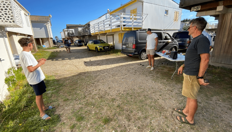 Partie de pétanque entre deux rangées de chalets, dimanche 7 juillet 2024 © C .D.