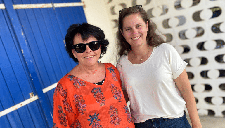 Brigitte et sa fille Emilie devant le chalet familial, dimanche 7 juillet 2024 © C. D.