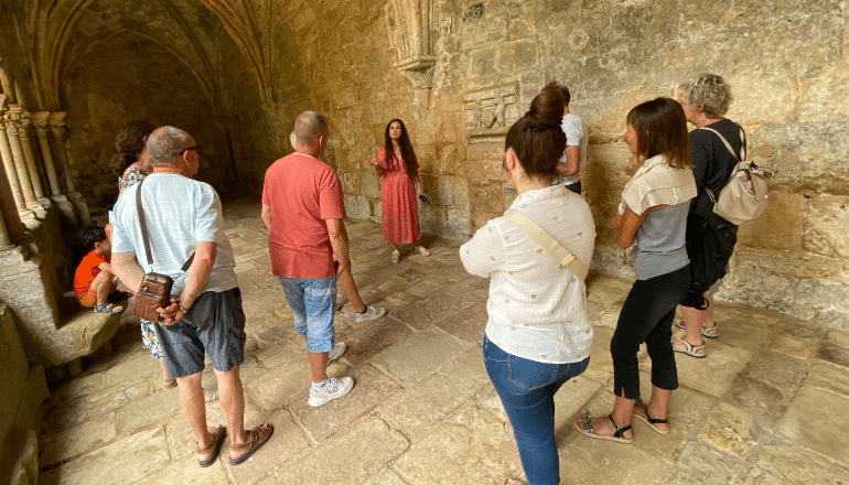 La guide conférencière Ludivine Zambano avec un groupe, lundi 15 juillet 2024 © C. D.