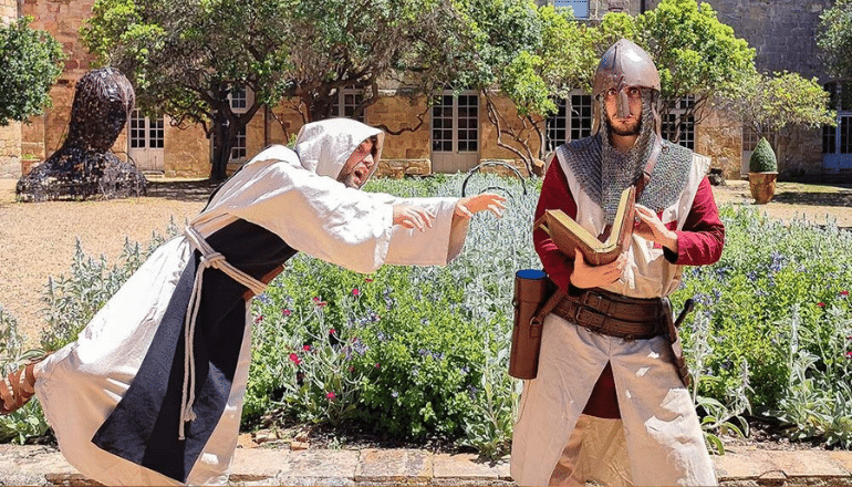 L’été, des « Visites épiques » avec des comédiens costumés sont proposées © Abbaye de Fontfroide.