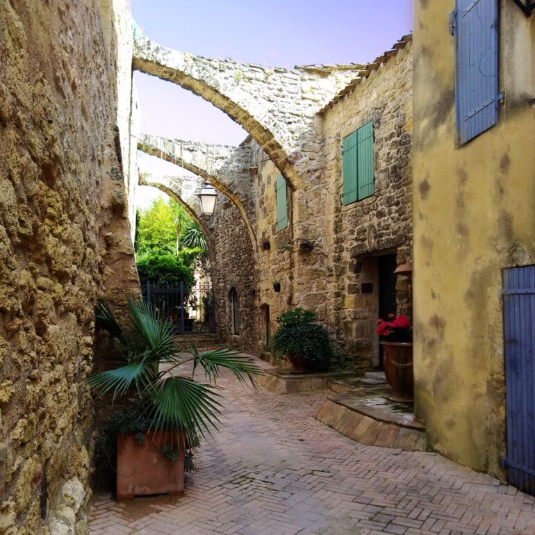 Ruelle des arcades © DR Loupian