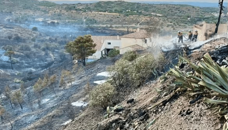 L’incendie, qui s’est déclaré mardi 10 septembre sur les hauteurs de la ville de Narbonne, a parcouru 70 hectares avant d’être maîtrisé, le même jour, vers 19 h 30. L’incendie n’a fait aucune victime si ce n’est « un sapeur-pompier légèrement intoxiqué par les fumées », précise la préfecture de l’Aude. « Une phase de surveillance de plusieurs jours » commence Les sapeurs-pompiers sont restés toute la nuit sur le secteur pour éviter une reprise d’incendie en arrosant la végétation. « Une phase de noyage et de surveillance de plusieurs jours », indique le Sdis 11 toujours sur place ce mercredi matin 11 septembre. Cette opération va mobiliser encore d’importants moyens humains.