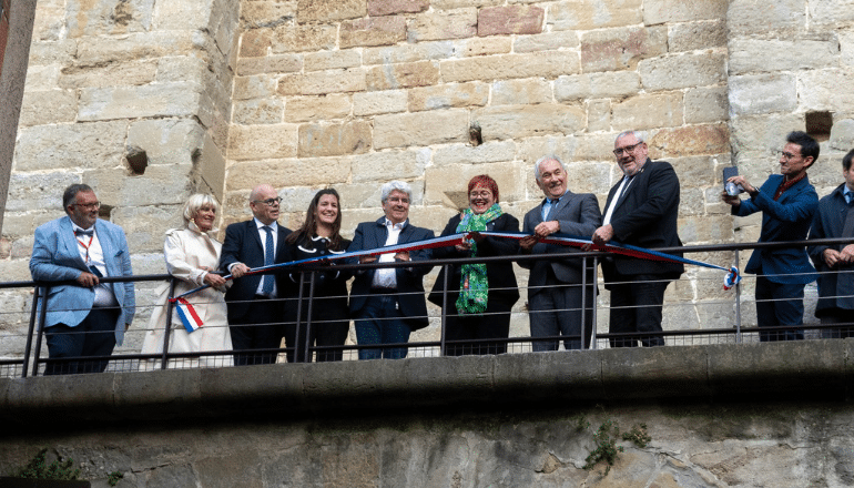 Marie Lavandier, présidente du Centre des monuments nationaux a coupé le ruban lors de l’inauguration, jeudi 12 septembre 2024 © Préfecture de l’Aude.