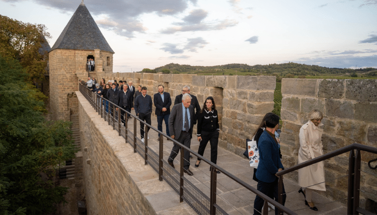 Les personnes présentes ont pu faire le tour des remparts © Préfecture de l’Aude.