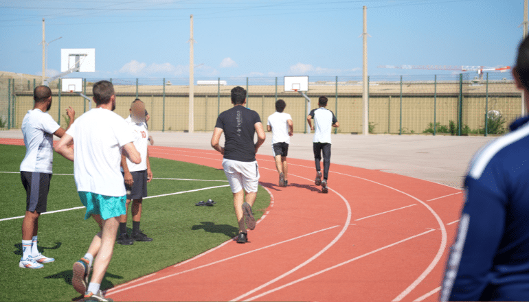 Des détenus courant un 1 000 mètres à la prison de Villeneuve-lès-Maguelone, le 23 septembre 2024 © R. Dewalque / Hérault Tribune.