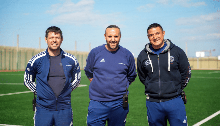 Les trois surveillants/moniteurs de sport de la prison : Mimoun Boudouche, Christophe Michelotti et Mickaël Escolano, brigadier-chef © R. D. / Hérault Tribune.