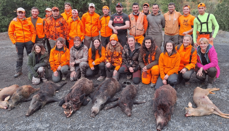 Les Chasseresses audoises accompagnées de leurs homologues masculins © DR.