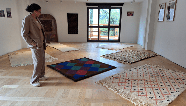 Premiers tapis tissés à Lodève par les femmes de harkis. Théa Ollivier / Hérault Tribune