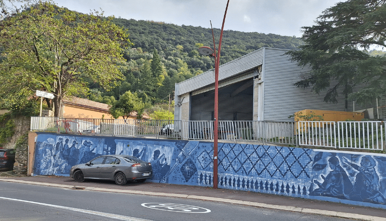 La fresque murale réalisée par Fahrenheit, artiste femme de street art, dans l’allée qui mène à la manufacture de Lodève. Théa Ollivier / Hérault Tribune