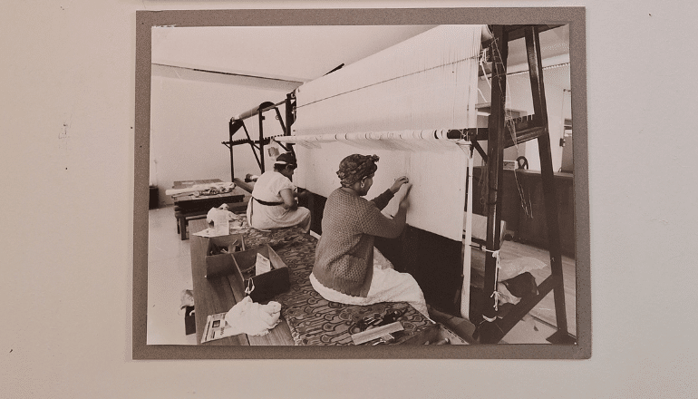 Photo d'époque de tisserandes à Lodève issue de l'exposition Les Courageuses. T.O / Hérault Tribune