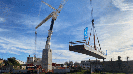 Une passerelle métallique de 40 mètres a été grutée le 14 novembre au-dessus du canal du Rhône à Frontignan. @TO / Hérault Tribune