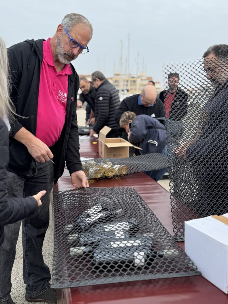 Immersion de bouteilles de vin dans le port du Cap d'Agde ©EG