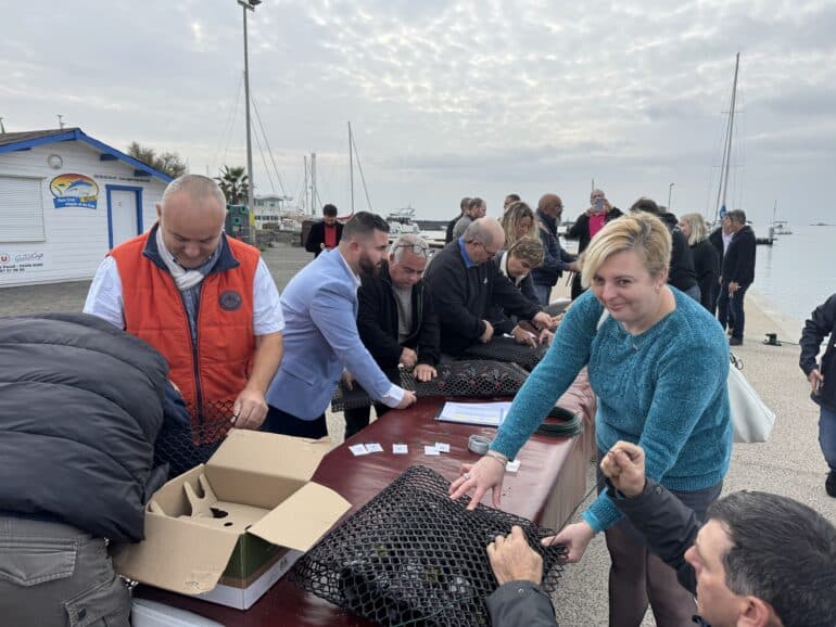 Immersion de bouteilles de vin dans le port du Cap d'Agde ©EG