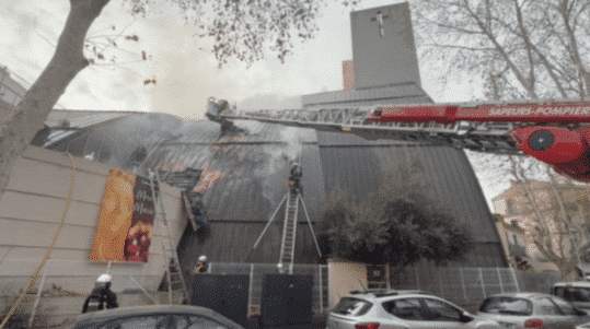 Les pompiers interviennent sur la toiture de l'église des Saints-François, mercredi 11 décembre 2024 © Sdis 34.