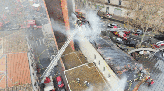 Les pompiers interviennent sur la toiture de l'église des Saints-François, mercredi 11 décembre 2024 © Sdis 34.