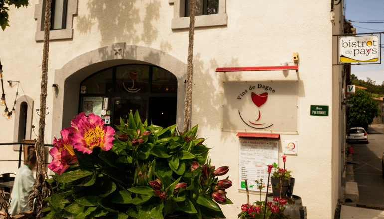 L’entrée des Vins de Dagne dans le village de Montlaur © DR.