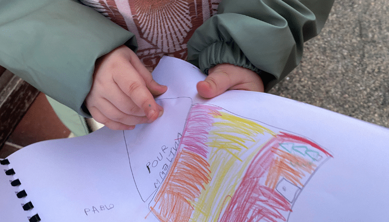 Melyna, 5 ans, a reçu des dessins de ses camarades de l'école. © T.O / Hérault Tribune