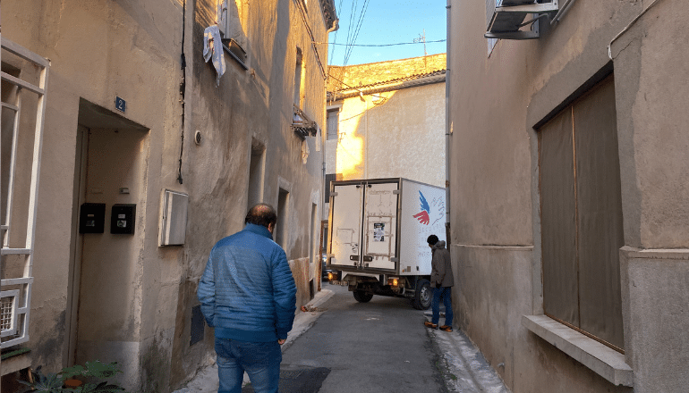 Amokrane Tirache devant sa maison à Saint-André-de-Sangonis. © T.O / Hérault Tribune