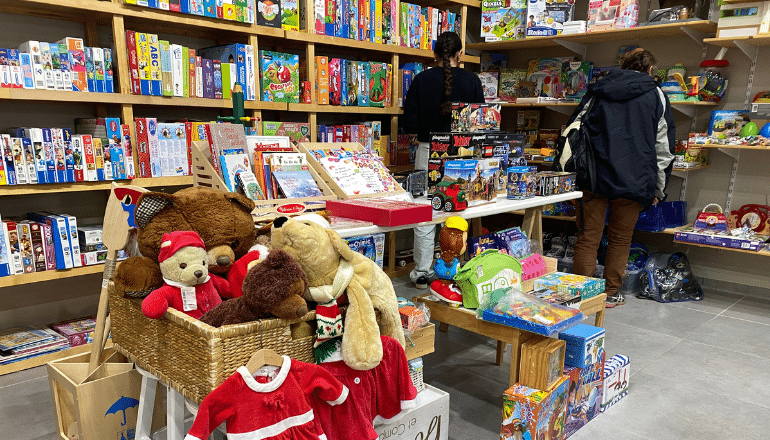 Vente de jouets d'occasion dans le dépôt-vente L'univers des jouets à Jacou. © T.O / Hérault Tribune