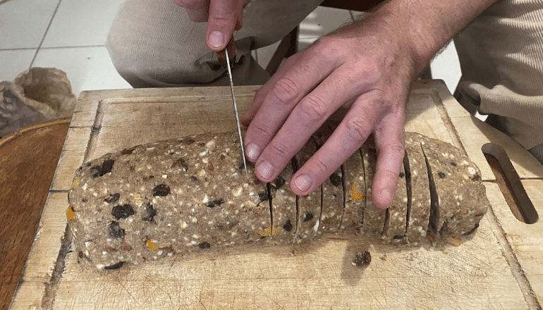 Un stollen, gâteau traditionnel allemand revisité en version crue et végétale. © T.O / Hérault Tribune