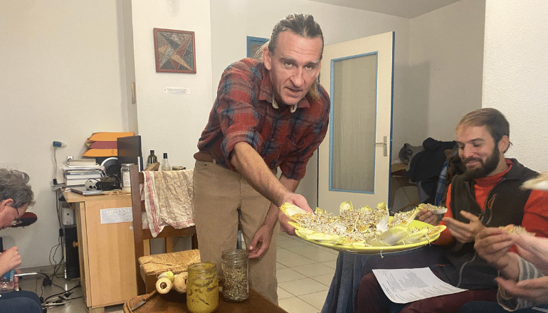 Dégustation à la fin de l'atelier de crusine chez Marc Resh. © T.O / Hérault Tribune