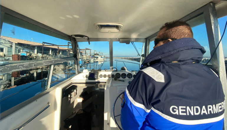 Les gendarmes patrouillent dans le port du Mourre Blanc le 30 décembre. © T.O / Hérault Tribune