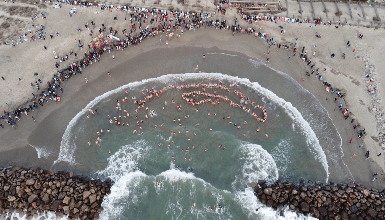 Le grand bain solidaire en 2024. Qui est chaud pour le prochain ? © Ville de Frontignan