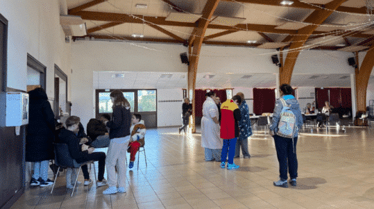 Les habitants ont été accueillis dans la salle polyvalente Joseph-Roqué © E. G. / Hérault Tribune.