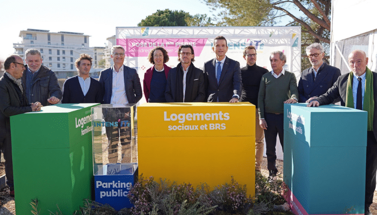 La pose de la première pierre, vendredi 17 janvier, en présence de nombreux acteurs de cette construction © DR.