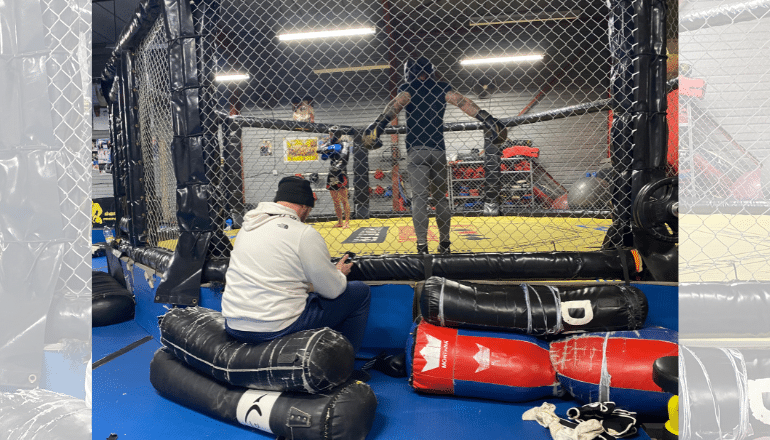 Renaud Jacquemin assis devant la cage pendant l'entraînement au Dynamite center de Jacou, vendredi 17 janvier 2025 © C. D. / Hérault Tribune.